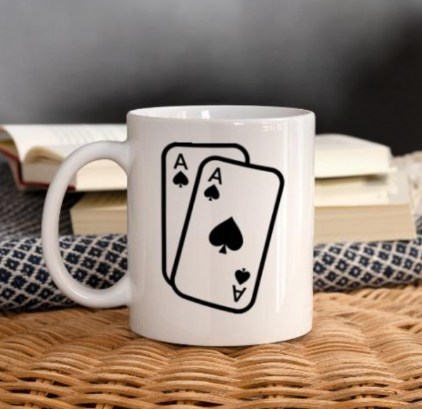 Mug dengan desain kartu as yang melambangkan keberuntungan